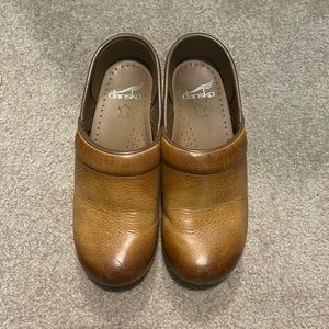 Dansko Honey Clogs Sz 36 NWOT